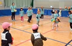 ドッジボールを楽しむ園児ら