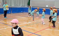 ドッジボールを楽しむ園児ら