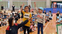 参加園児を代表して選手宣誓する園児ら