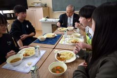 駒場小で児童らと「和ぎゅリー給食」を食べる小野町長（右から３人目）