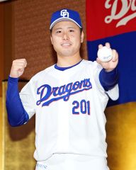 ドラゴンズブルーを身にまとい、意気込みを語った帯広市出身の牧野憲伸(大賀章好撮影)