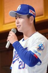 新入団発表で意気込みを語る能戸輝夢=名古屋市内のホテル(大賀章好撮影)