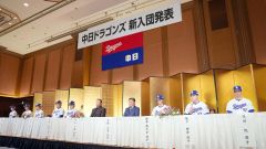 新入団発表で意気込みを語る能戸輝夢(右から2人目)=名古屋市内のホテル(大賀章好撮影)