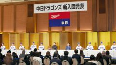中日ドラゴンズの新入団発表で緊張した表情をする能戸輝夢(右から3人目)と牧野憲伸(左から2人目)ら新人選手たち=名古屋市内のホテル(大賀章好撮影)