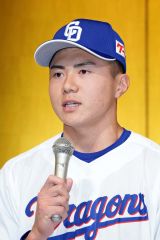 新入団発表で意気込みを語る能戸輝夢=名古屋市内のホテル(大賀章好撮影)