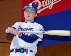 フォトセッションでカメラマンからのリクエストに応える能戸輝夢=名古屋市内のホテル(大賀章好撮影)