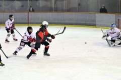 【リーグ戦・帯広選抜―苫小牧選抜】第３ピリオド、帯広のＦＷ田代琉理愛（黒色のユニホーム）がゴールを決め、１―４とする