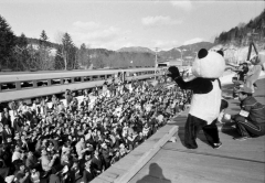 「さよなら列車」の折り返し駅の糠平で行われた「餅まき」。最後の運行に駅前は多くの人でにぎわった