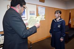 知事賞の豊頃中３年の成澤さんを表彰　「税についての作文」 2