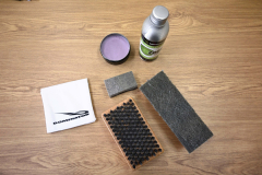 自宅でできるメンテナンスに使用した道具。ワックス（上）や塗布に使うスポンジやクロス、ブラシなど（下）