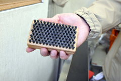 最後のブラッシングでなめらかな滑走面が完成する