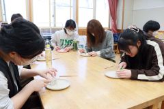 化石発掘体験に挑戦する参加者ら