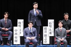 中日ドラゴンズ新入団選手歓迎会で質ファンに自己紹介をする牧野憲伸(後列中央、大賀章好撮影)