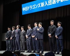 中日ドラゴンズ新入団選手歓迎会で最年長の牧野憲伸(右から3人目、大賀章好撮影)