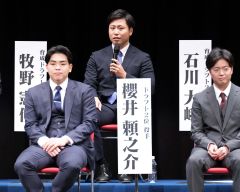 中日ドラゴンズ新入団選手歓迎会で質問に答える牧野憲伸(中央、大賀章好撮影)