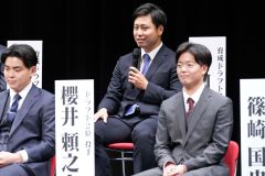 中日ドラゴンズ新入団選手歓迎会で質問に答える牧野憲伸(中央、大賀章好撮影)