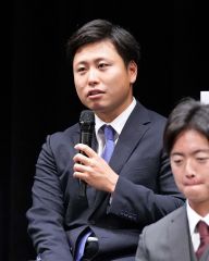 中日ドラゴンズ新入団選手歓迎会で質問に答える牧野憲伸(大賀章好撮影)
