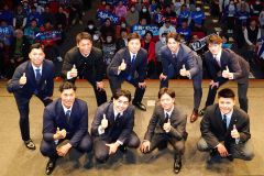 新入団選手歓迎会を終え笑顔を見せる能戸輝夢(前列右端)と牧野憲伸(後列中央)ら中日ドラゴンズの新入団選手たち(球団提供)