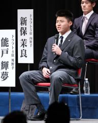 中日ドラゴンズ新入団選手歓迎会で質問に答える能戸輝夢(大賀章好撮影)