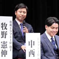 中日ドラゴンズ新入団選手歓迎会で質問に答える牧野憲伸(左、大賀章好撮影)