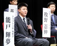 中日ドラゴンズ新入団選手歓迎会で質問に答える能戸輝夢(大賀章好撮影)