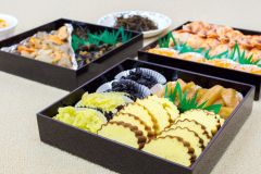 会員らが親ぼくを図りながら調理した「おせち」の数々