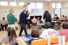 餅つきを楽しむ利用者ら