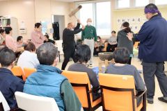 餅つきを楽しむ利用者ら