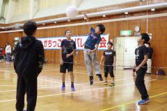 ボールを懸命に追う選手たち