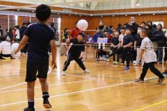 ボールを懸命に追う選手たち