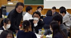 意見を交わす高校生ら（提供）