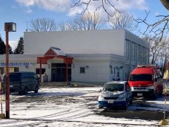 避難所となった大樹町の中島コミセンで「車避難」する車両ら（１２日午後１時２０分）