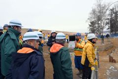 リアルタイムで表示される「ＰＧ工法」の施工管理システム確認する参加者