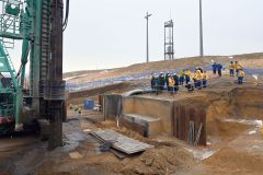 「ＰＧ工法」で行われるくい引き抜き工事を見学する参加者　