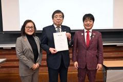 国際ロータリー２５００地区から帯広畜産大学に、生理用ナプキン寄贈の目録を贈呈した