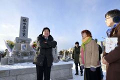 依田勉三翁没後100年墓参(金野和彦撮影)