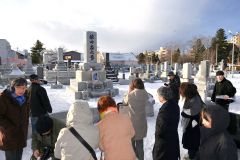 依田勉三翁没後100年墓参(金野和彦撮影)