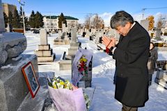 依田勉三翁没後100年墓参(金野和彦撮影)