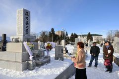 依田勉三翁没後100年墓参(金野和彦撮影)