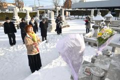 依田勉三翁没後100年墓参(金野和彦撮影)