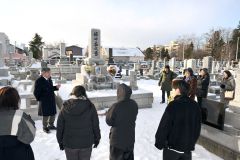 依田勉三翁没後100年墓参(金野和彦撮影)