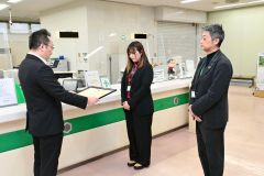 香川副所長から感謝状を受け取る若林さん（中央）