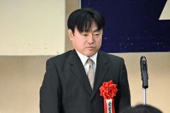 受賞者を代表してあいさつする喜多さん