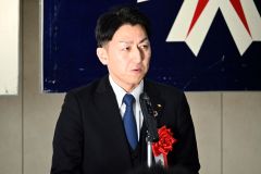 受賞者を代表してあいさつする植村社長