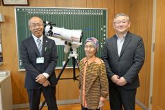 （写真左から）本別中の長尾校長と瀬尾正子さん、町教委の高橋哲也教育長