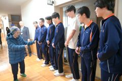 本別中の学生からお礼の言葉を受ける正子さん（左）