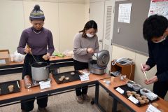 試食会で「KOM BEEF」を用いた料理を提供する菊地会長(中央)、中村さん(左)