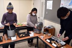 試食会で「KOM BEEF」を用いた料理を提供する菊地会長(中央)、中村さん(左)