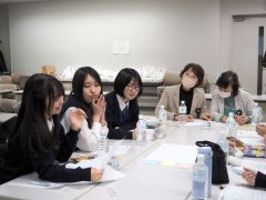 夢について語り合う生徒と会員