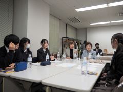 夢について語り合う生徒と会員